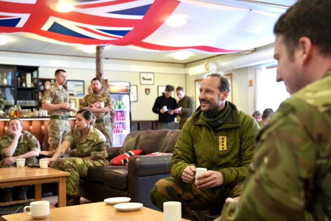 Soldater fra allierte styrker deltar i øvelsen. Kronprinsen møtte blant annet britiske soldater stasjonert i Norge. Foto: Sara Svanemyr, Det kongelige hoff